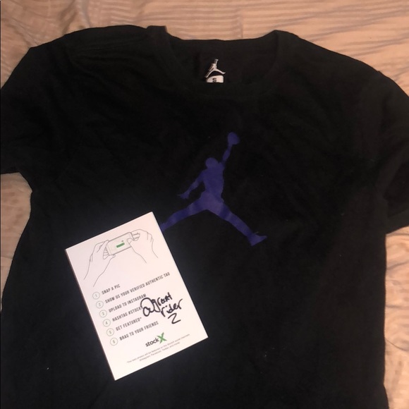 black jordan shirt
